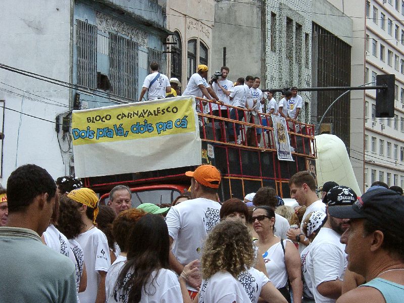 chaque �cole de samba organise un bloco
