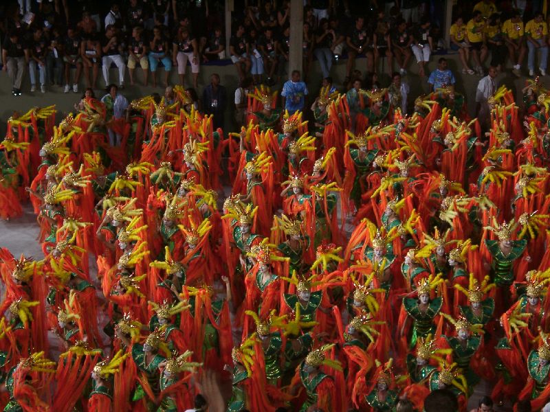 100 � 200 personnes costum�es par groupe de danseurs