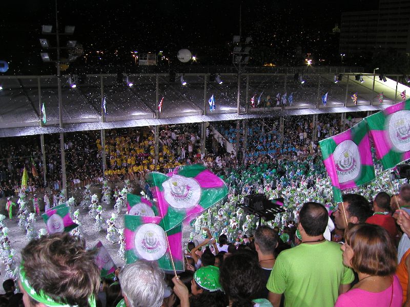 les spectateurs encouragent Mangueira