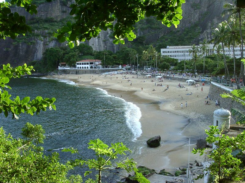la plage entre amandiers, papayer, bananiers et cocotiers