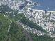 favela sur la colline et immeubles au bord de la lagune