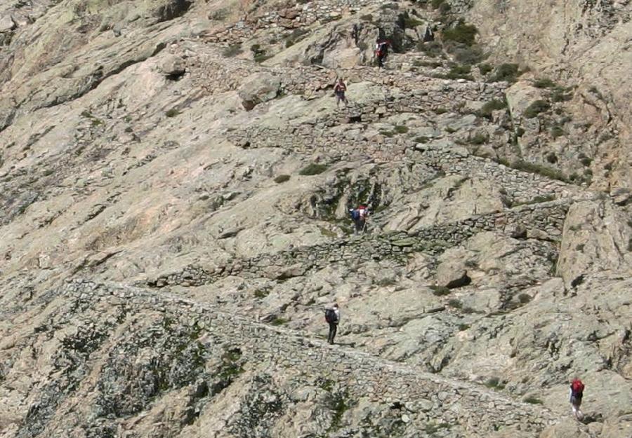 Le 21 avril, sur les cr�tes de Marignana, depuis Bocca di Femina Morta, vue sur la route vers la mine de fer.