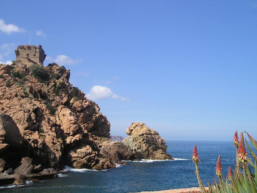 22 avril : la tour g�noise vue depuis la plage de Porto.